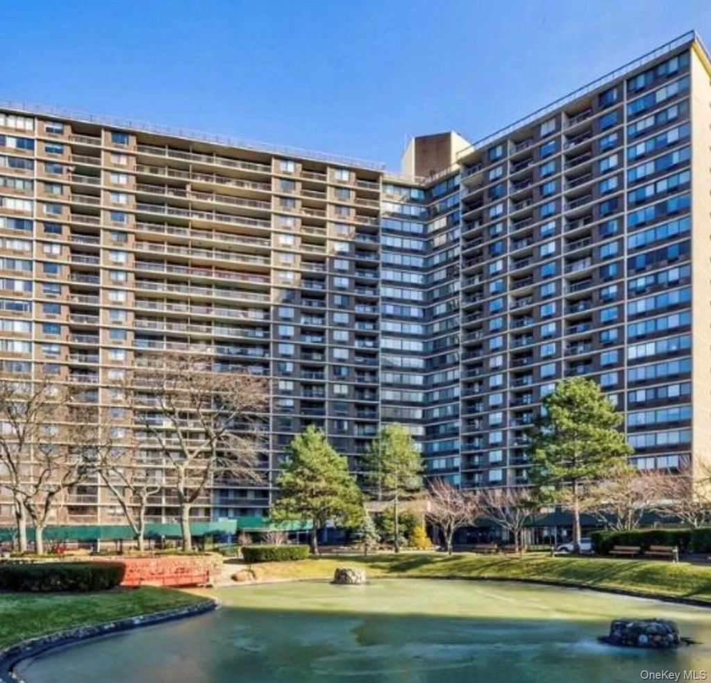 Photo of 2 Bay Club Dr #10V, Bayside, NY 11360 (MLS # 982083)