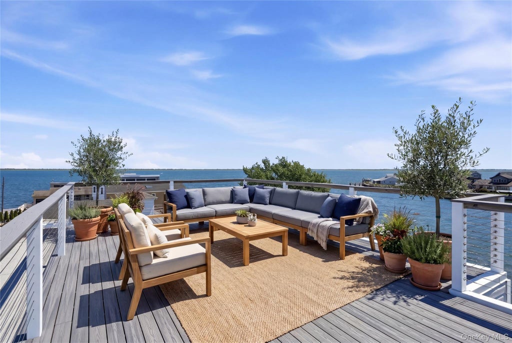 Photo of 298 W Lido Promenade, Lindenhurst, NY 11757 (MLS # 1057654)