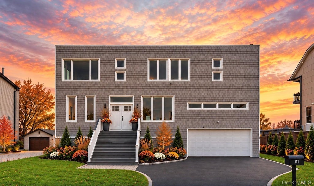 Photo of 298 W Lido Promenade, Lindenhurst, NY 11757 (MLS # 1057654)