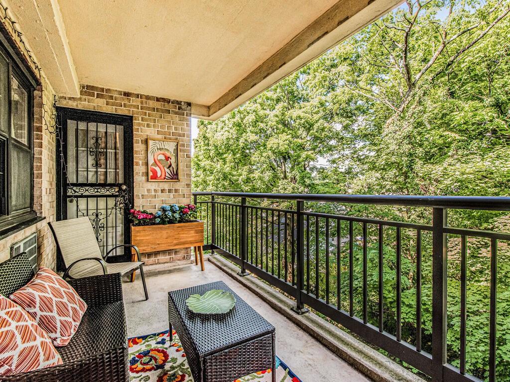 Property for Sale at Central Avenue 618, White Plains, New York - Bedrooms: 2 
Bathrooms: 1 
Rooms: 5  - $239,000