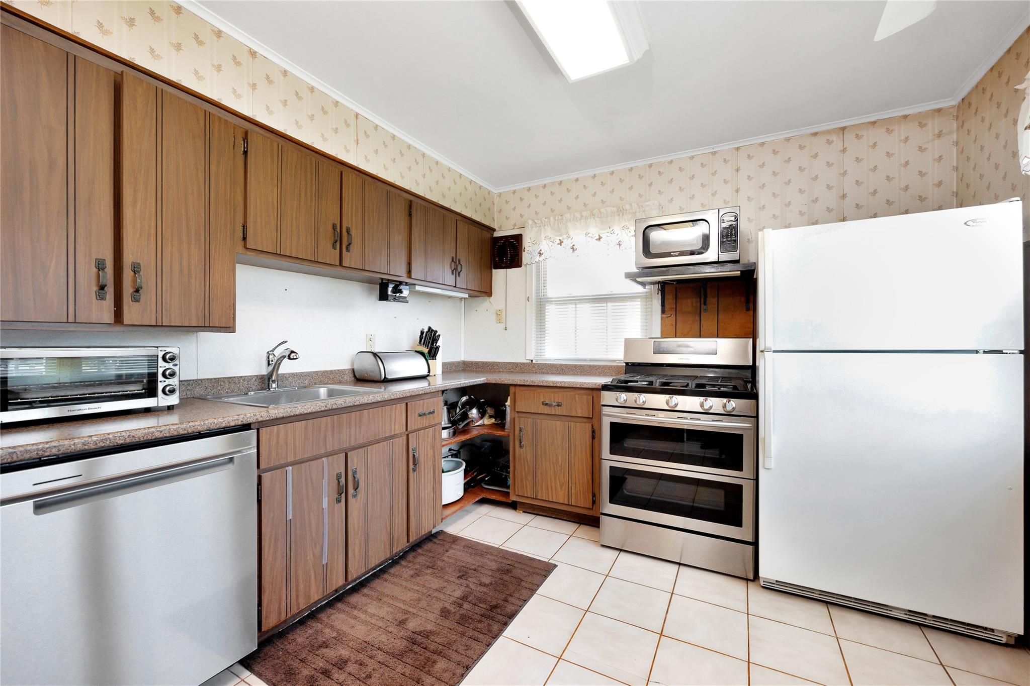 3270 Neptune Avenue, Oceanside, New York image 13