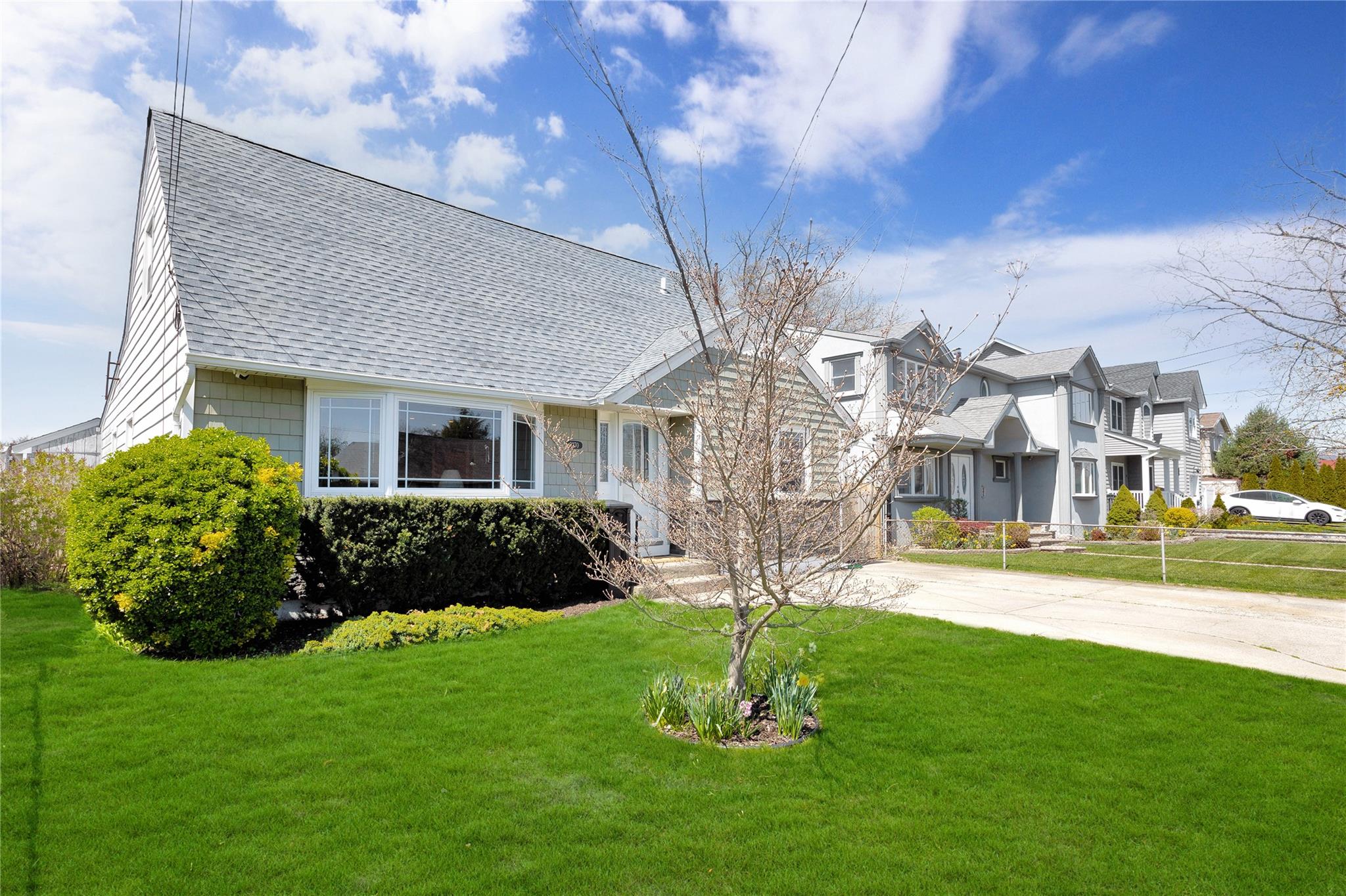 3270 Neptune Avenue, Oceanside, New York image 1