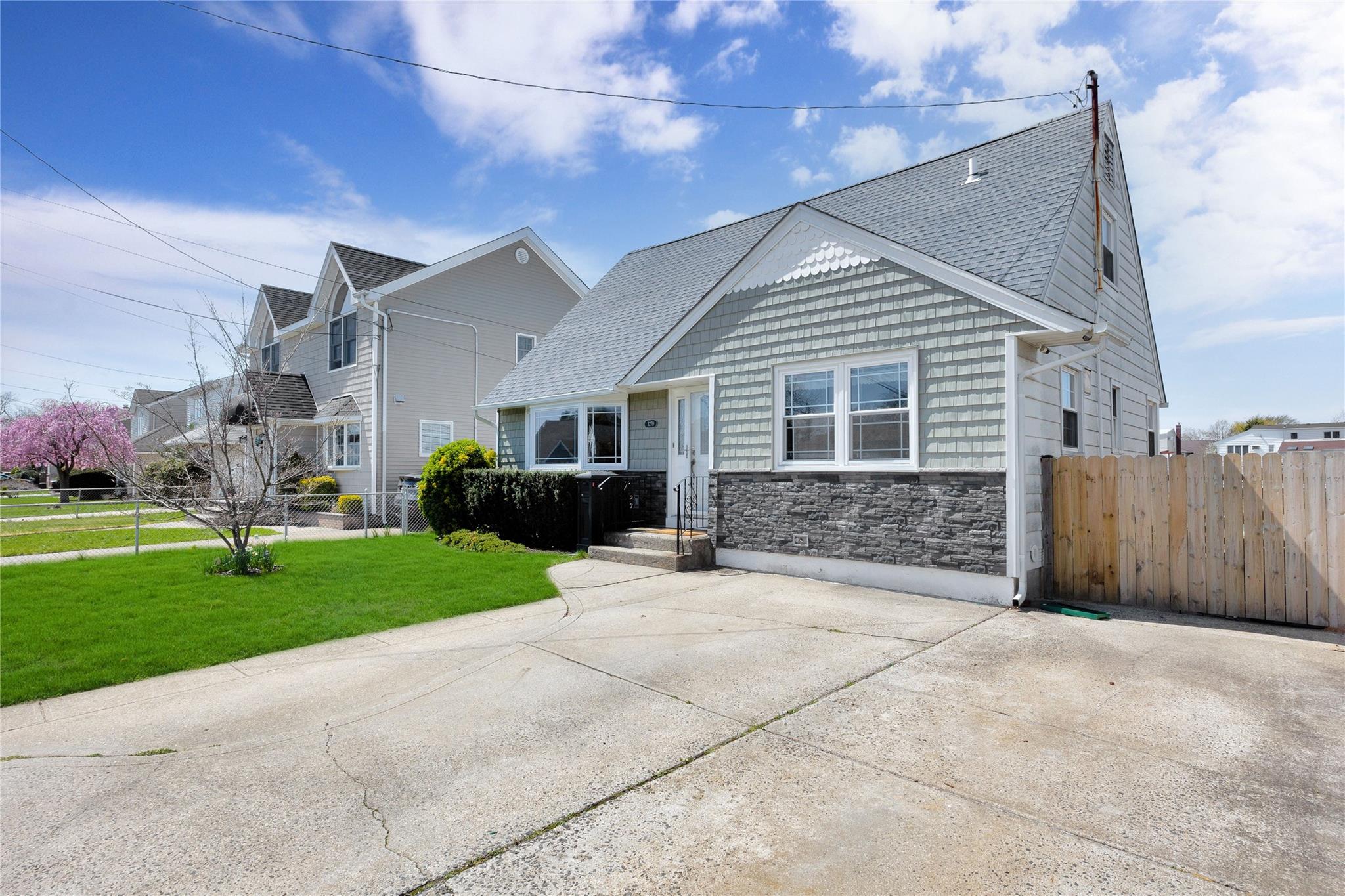 3270 Neptune Avenue, Oceanside, New York image 3