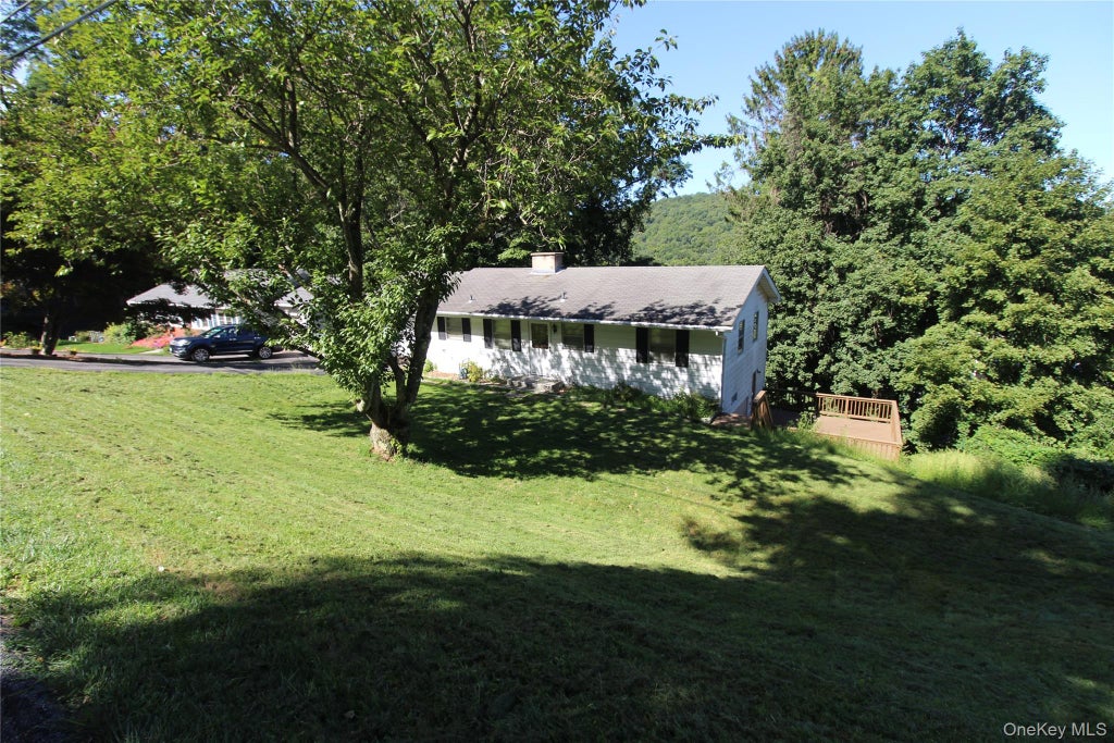 Photo of 661 Warren Avenue, Thornwood, NY 10594 (MLS # 1049588)