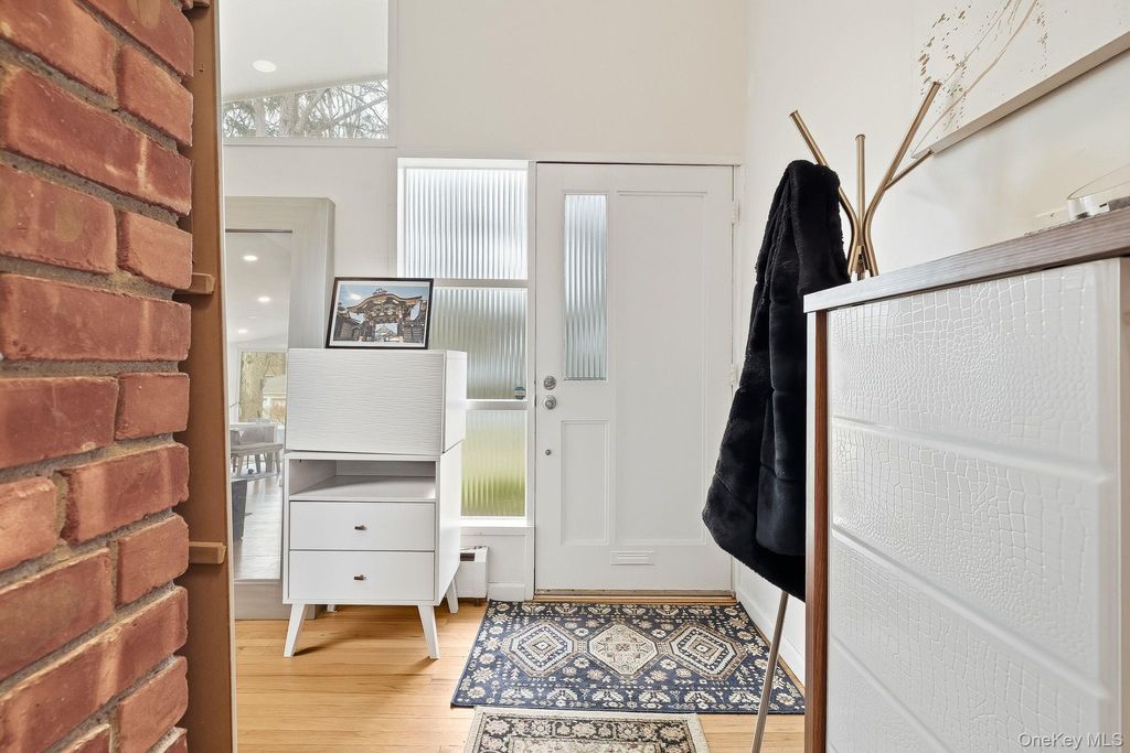 Photo of 11 Oakley Road, White Plains, NY 10606 (MLS # 944068)