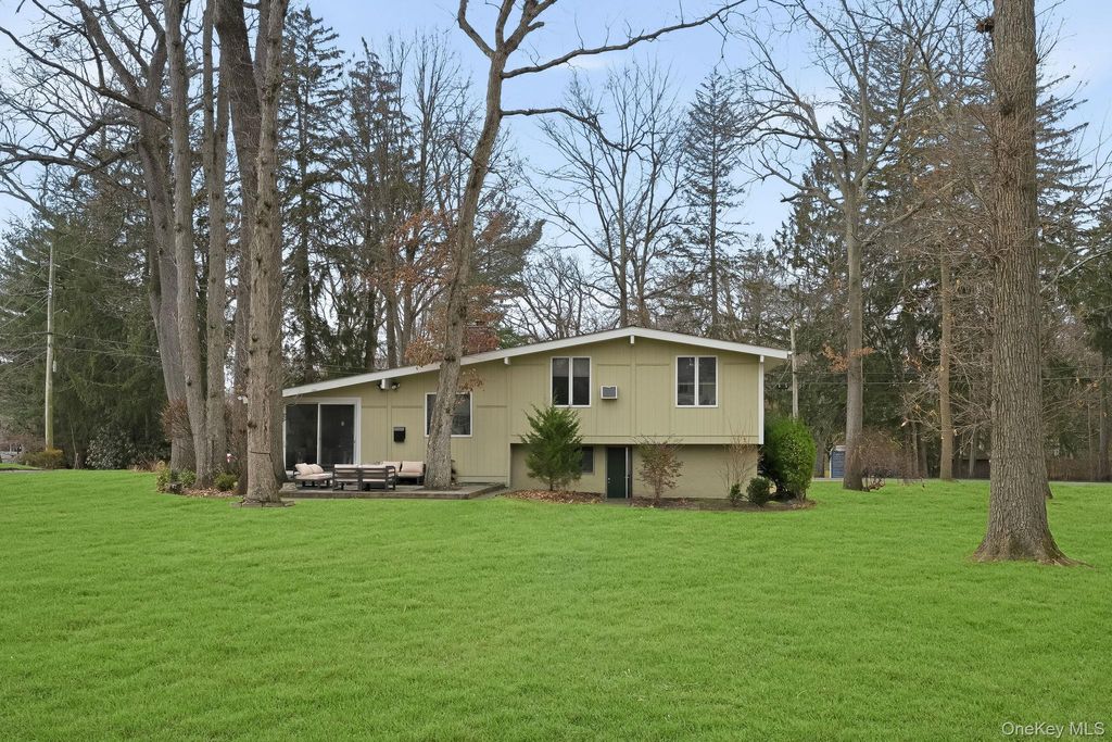 Photo of 11 Oakley Road, White Plains, NY 10606 (MLS # 944068)