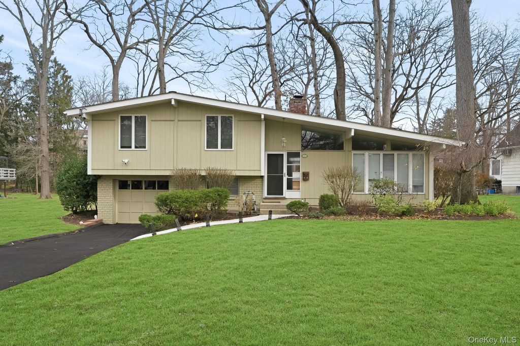 Photo of 11 Oakley Road, White Plains, NY 10606 (MLS # 944068)