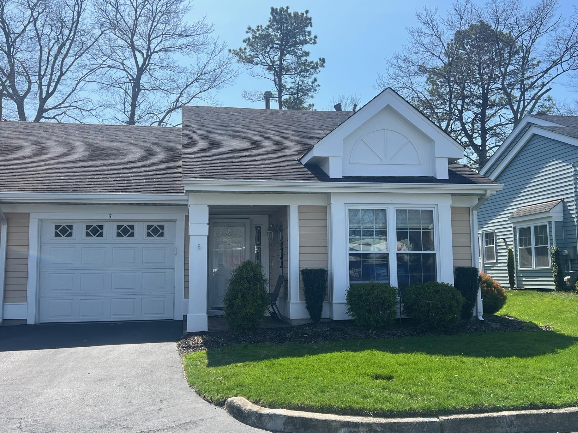 5 N Wainscott Court, Ridge, New York image 2