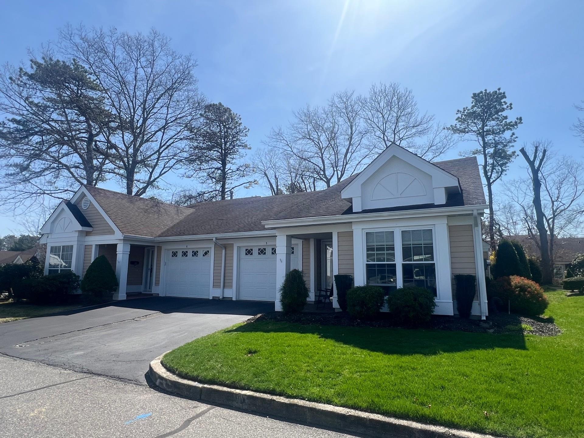 5 N Wainscott Court, Ridge, New York image 1