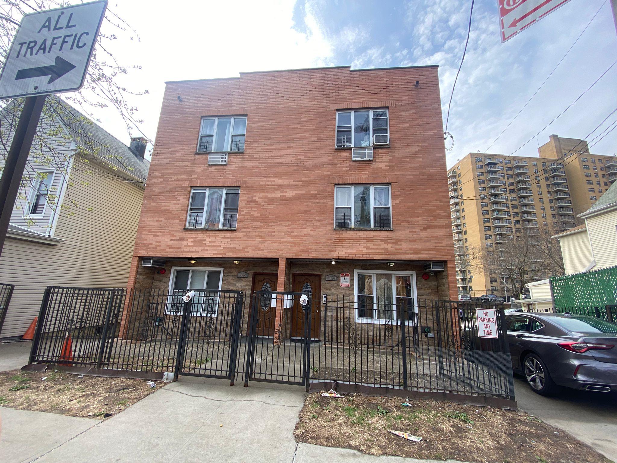 Rosedale Avenue, Bronx, New York - 8 Bedrooms  
5 Bathrooms - 