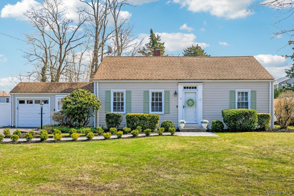 Photo of 4 Jeffrey Lane, Setauket, NY 11733 (MLS # 963302)