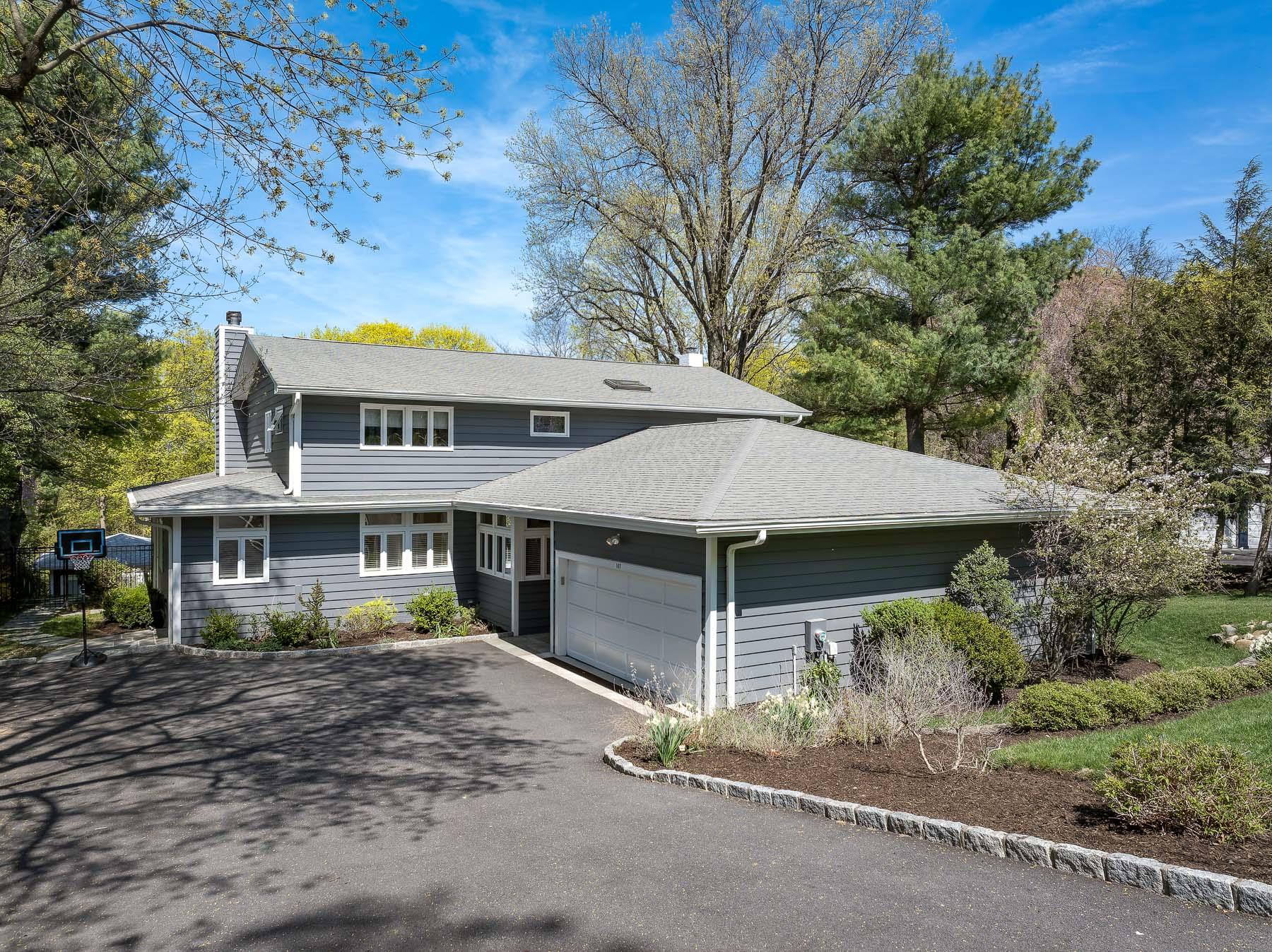 Judson Avenue, Dobbs Ferry, New York - 4 Bedrooms  
4 Bathrooms  
10 Rooms - 