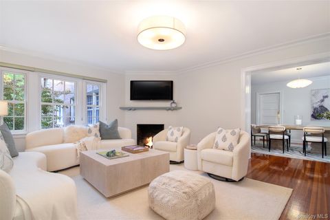 Photo of 133 Pondfield Road #2B, Bronxville, NY 10708 (MLS # 930354)