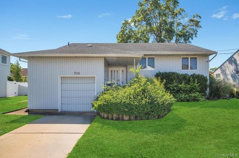 Photo of 710 Fishermans Road, Baldwin, NY 11510 (MLS # 891353)