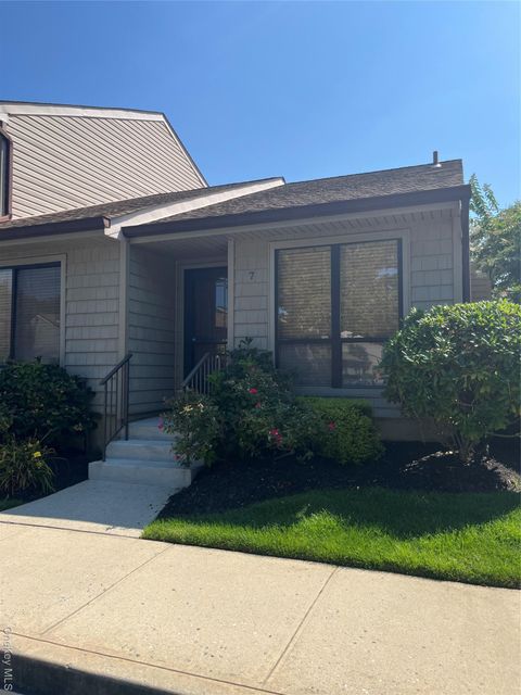 Photo of 7 Stanford Court, Wantagh, NY 11793 (MLS # 933237)