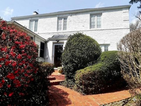 64 Old Pond Road Great Neck NY 11023