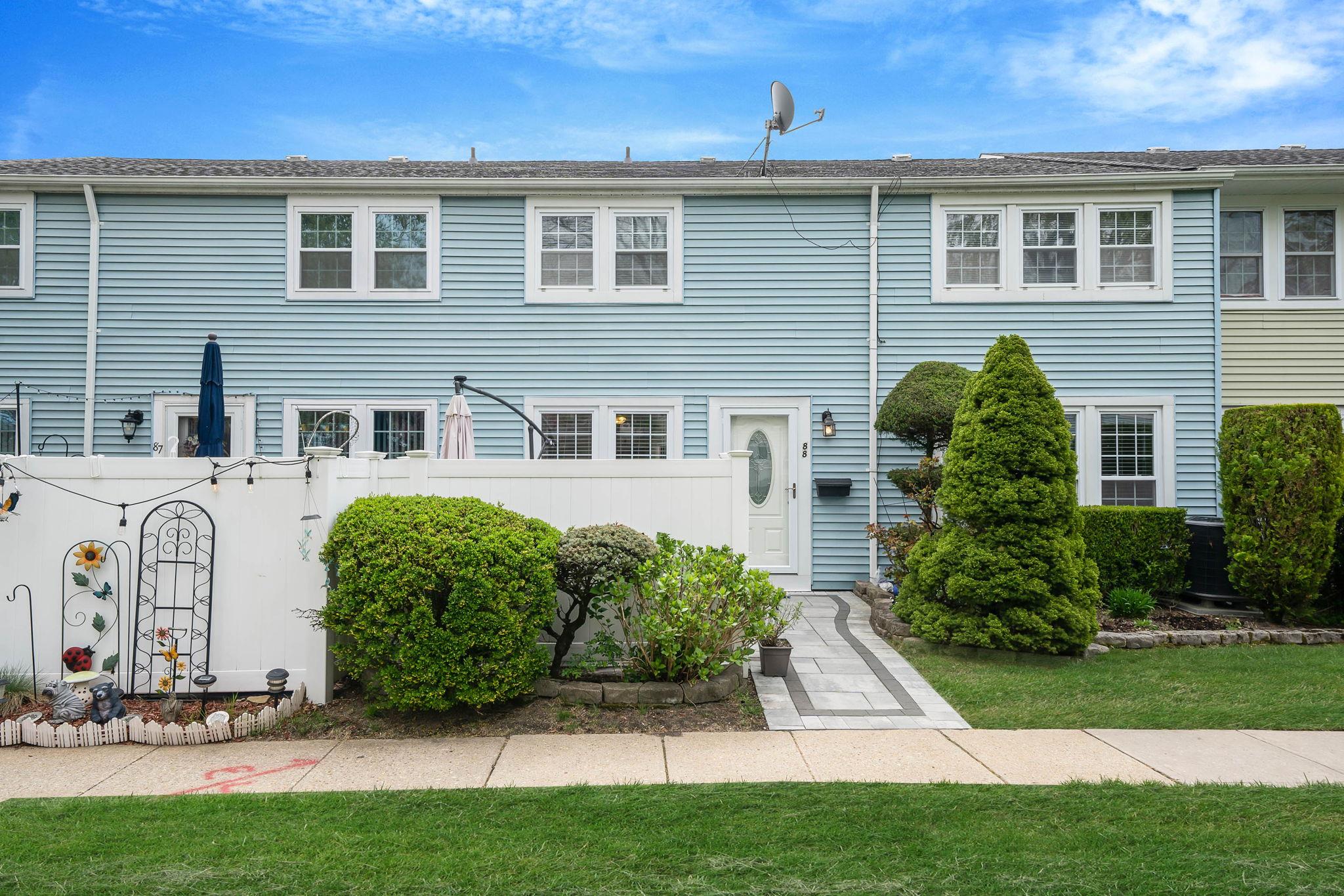 88 Whalers Cove Drive #88, Babylon, New York image 2
