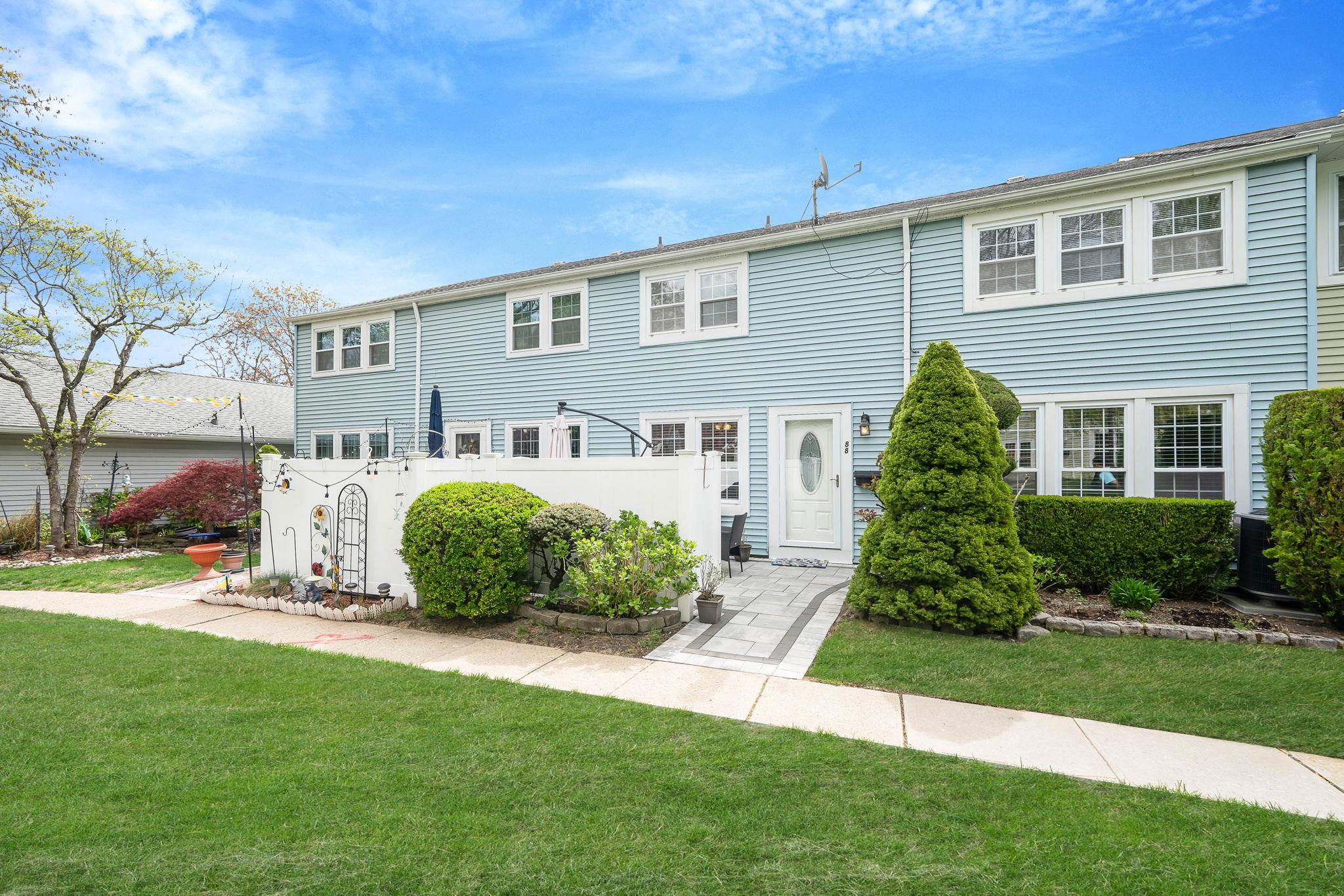 88 Whalers Cove Drive #88, Babylon, New York image 3