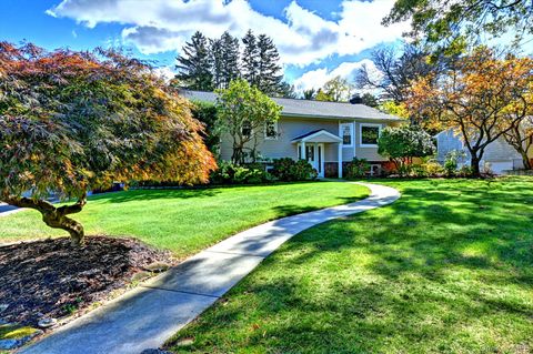 Photo of 8 Prairie Road, Huntington Station, NY 11746 (MLS # 930921)