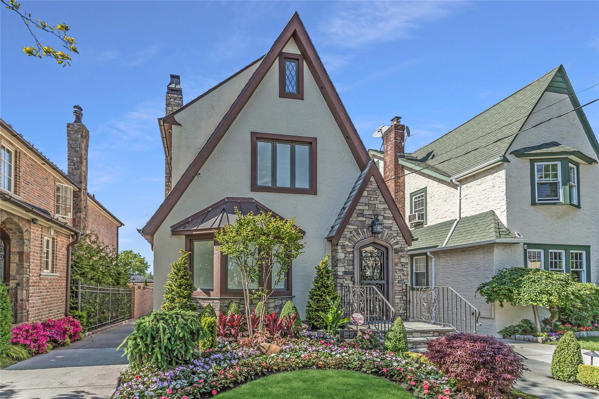 9th Avenue, Whitestone, Queens, NY - 4 Bedrooms  
3 Bathrooms  
8 Rooms - 