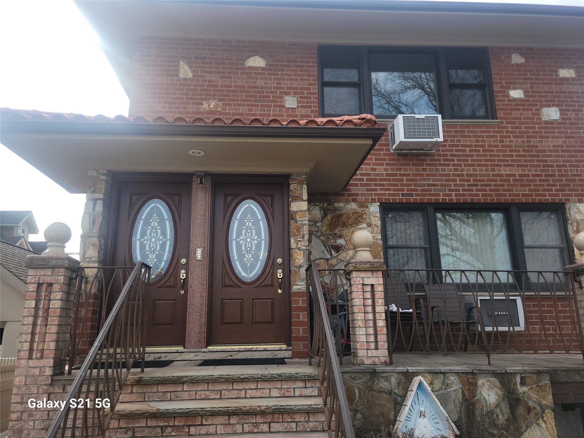 190 St, Fresh Meadows, Queens, NY - 3 Bedrooms  
2 Bathrooms  
8 Rooms - 
