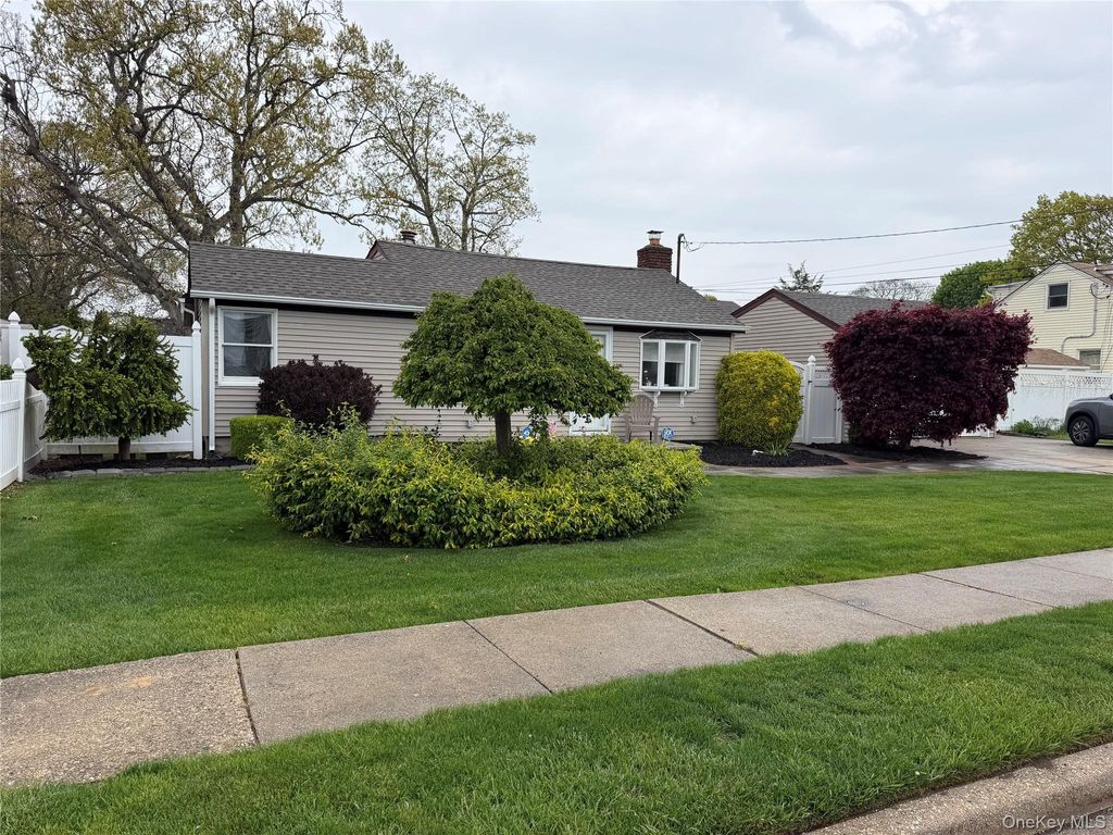 Photo of 173 N Kings Avenue, Massapequa, NY 11758 (MLS # 996074)