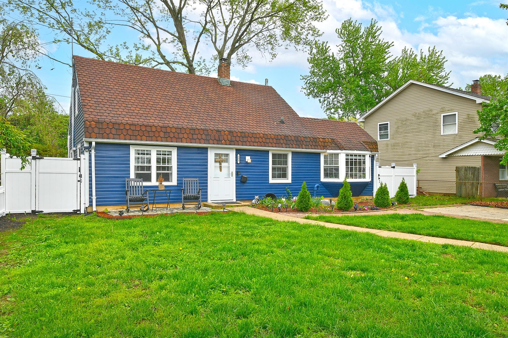 133 Spring Lane, Levittown, New York image 1
