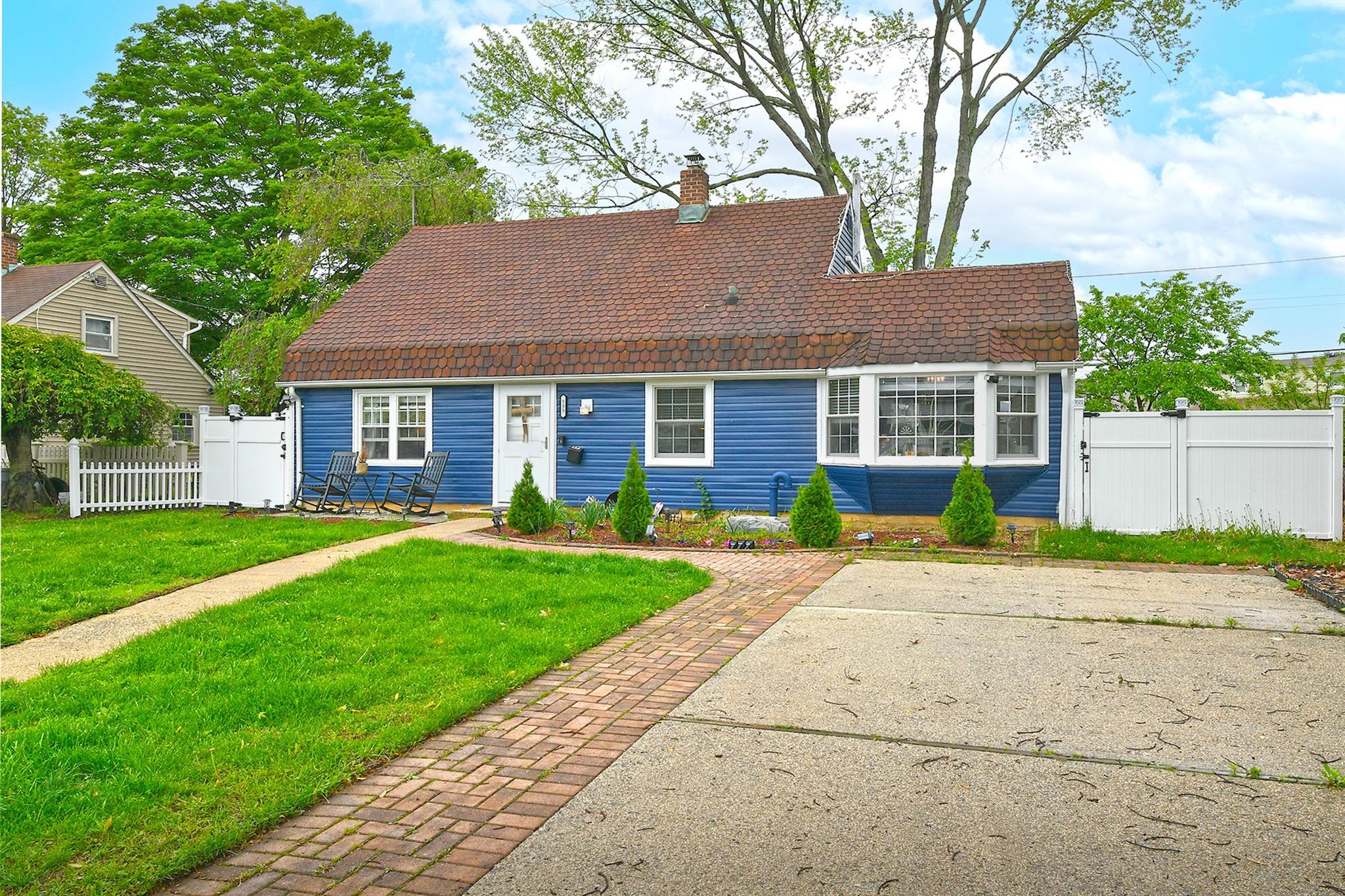 133 Spring Lane, Levittown, New York image 3