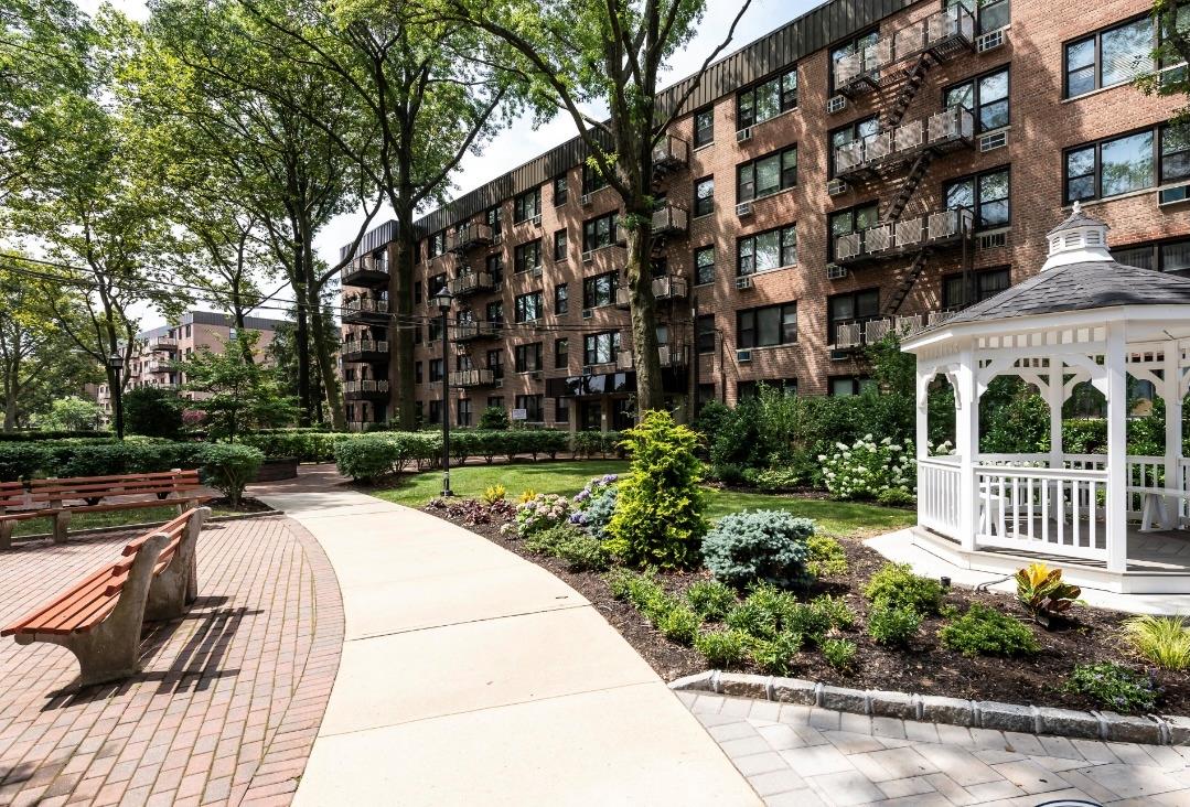 1 Birchwood Court #2F, Mineola, New York image 3