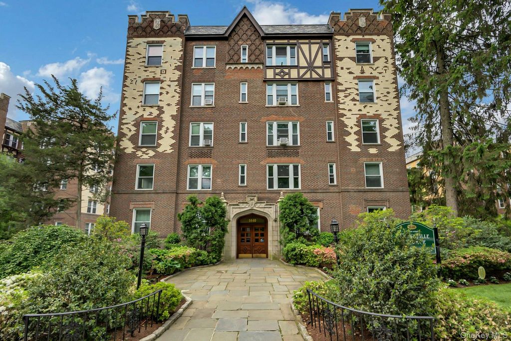 Photo of 1440 Midland Avenue Avenue #4H, Bronxville, NY 10708 (MLS # 997908)