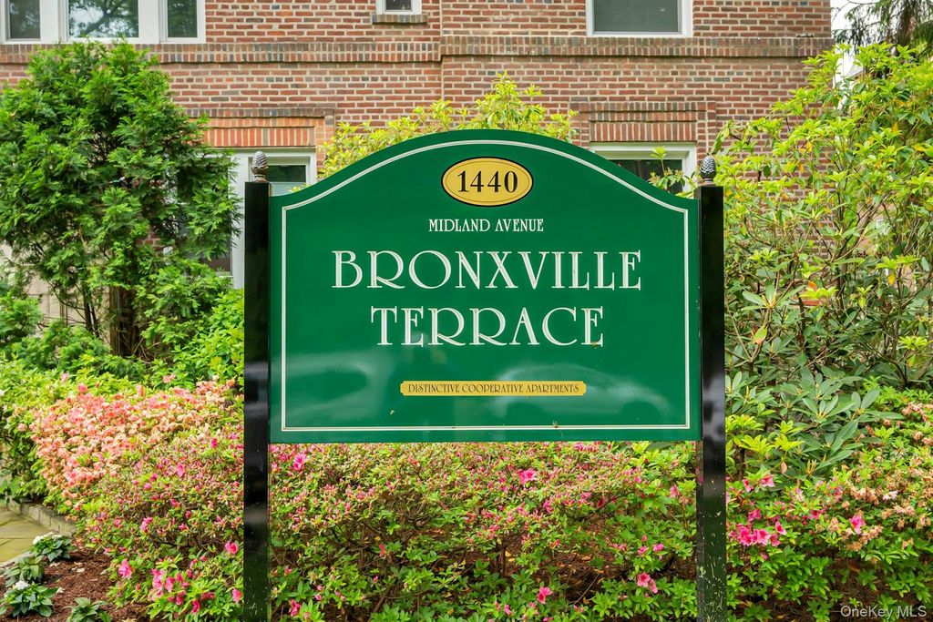 Photo of 1440 Midland Avenue Avenue #4H, Bronxville, NY 10708 (MLS # 997908)