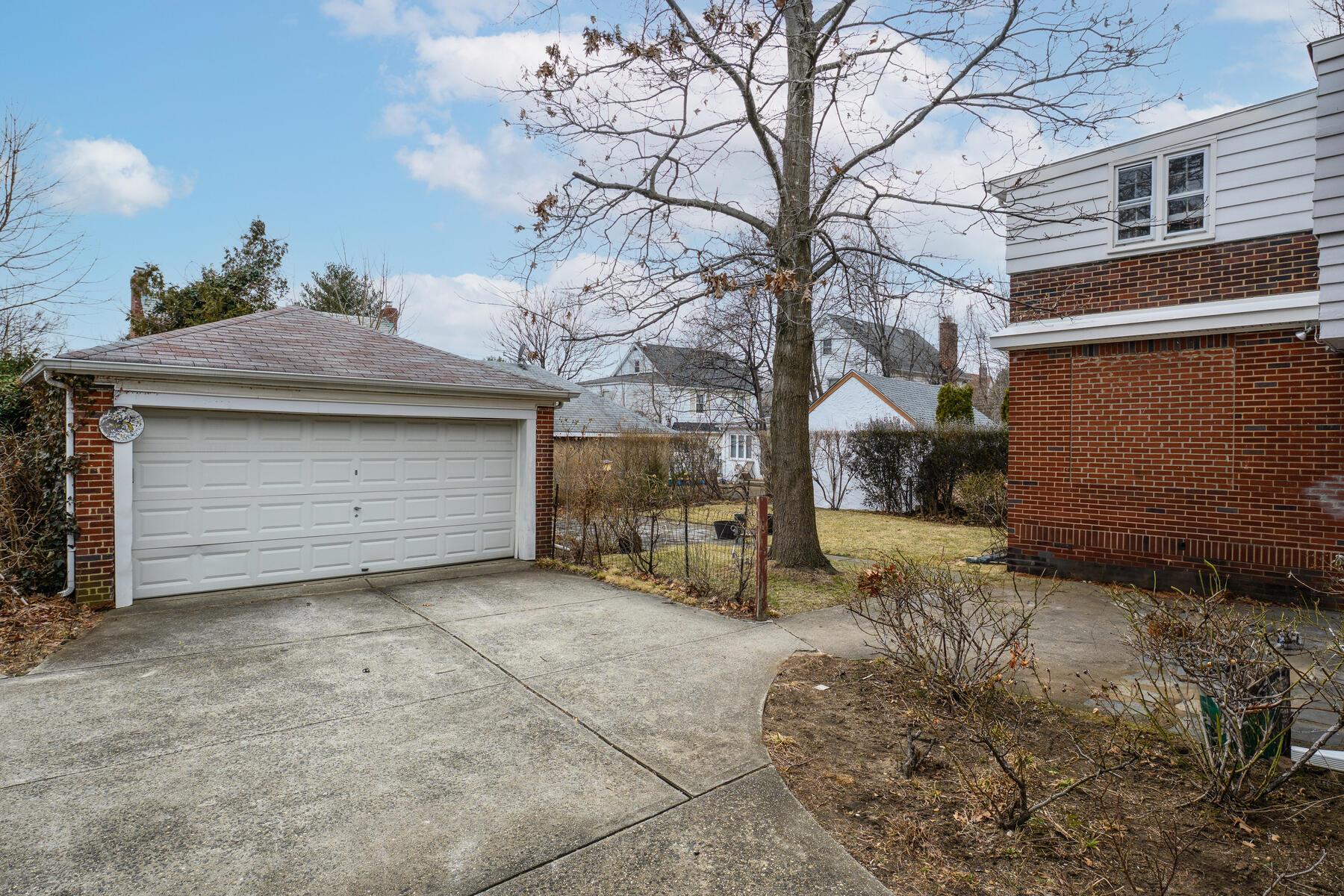 48 Essex Road, Great Neck, New York image 26
