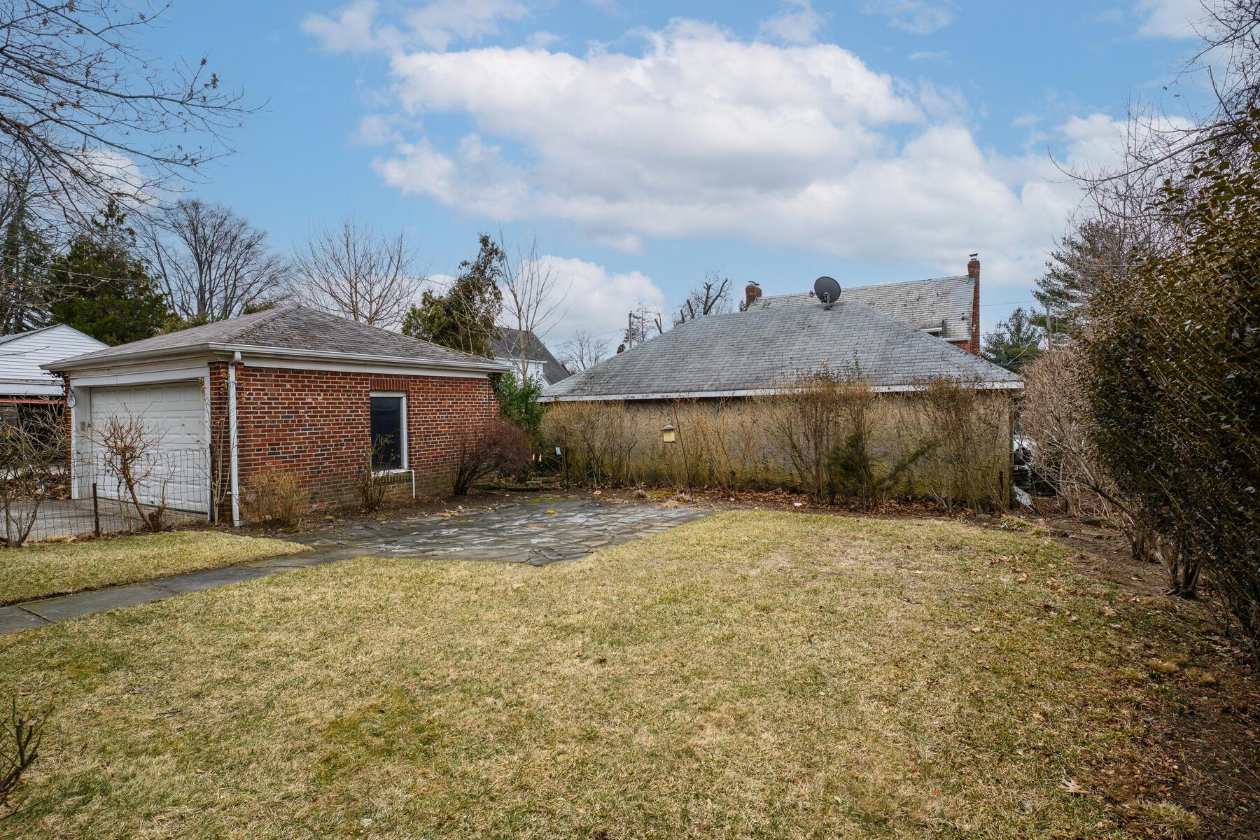 48 Essex Road, Great Neck, New York image 28