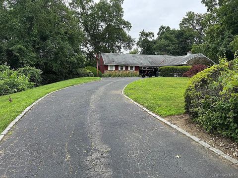 Homes For Sale - 14 Martin Court<br/> Great Neck, NY 11024