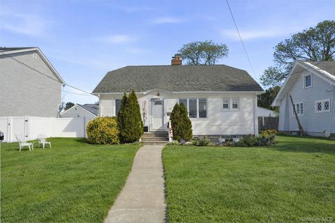 Homes For Sale - 59 Homecrest Court<br/> Oceanside, NY 11572