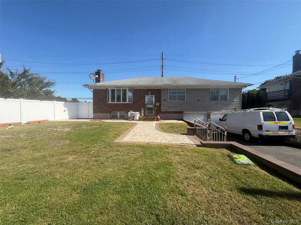 Photo of 12 Hilton Court, Hicksville, NY 11801 (MLS # 923187)