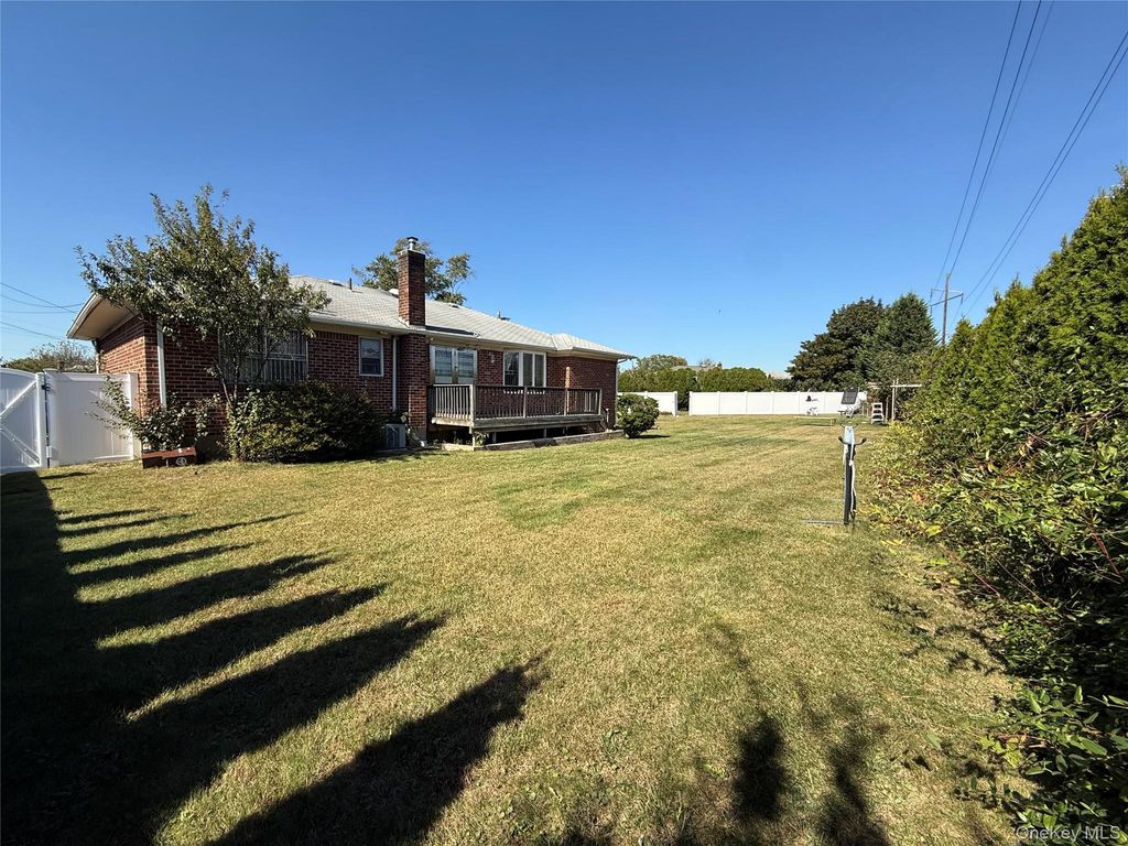 Photo of 12 Hilton Court, Hicksville, NY 11801 (MLS # 923187)