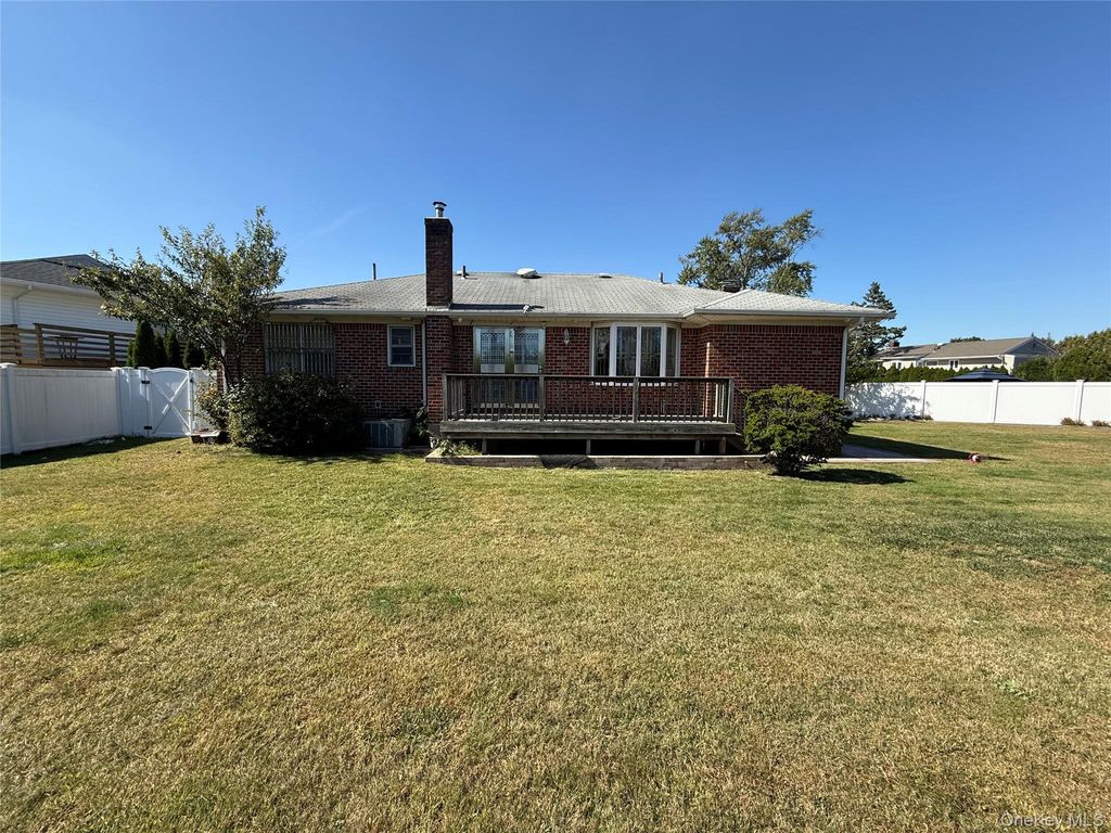 Photo of 12 Hilton Court, Hicksville, NY 11801 (MLS # 923187)