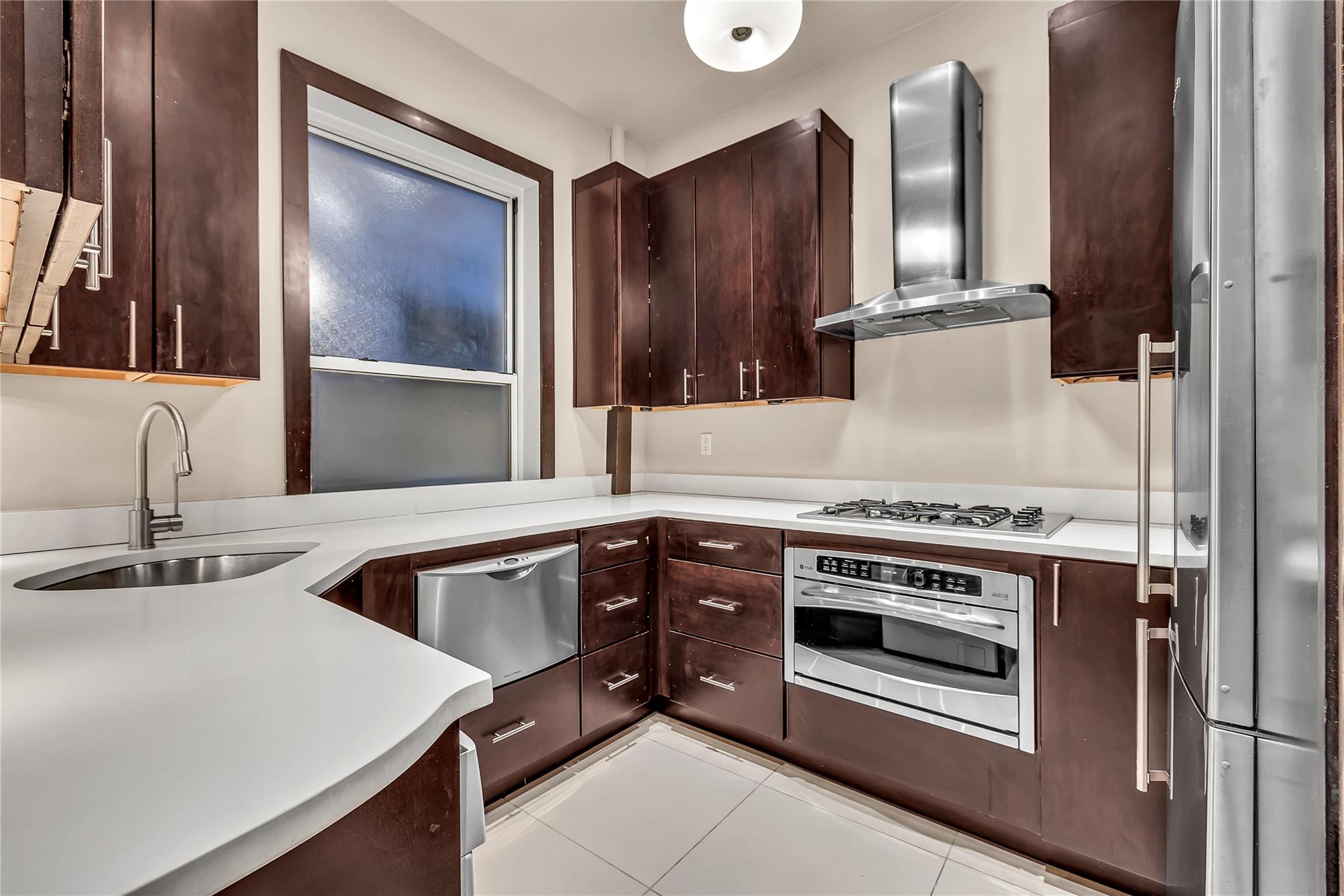 324 E 50th Street 4D