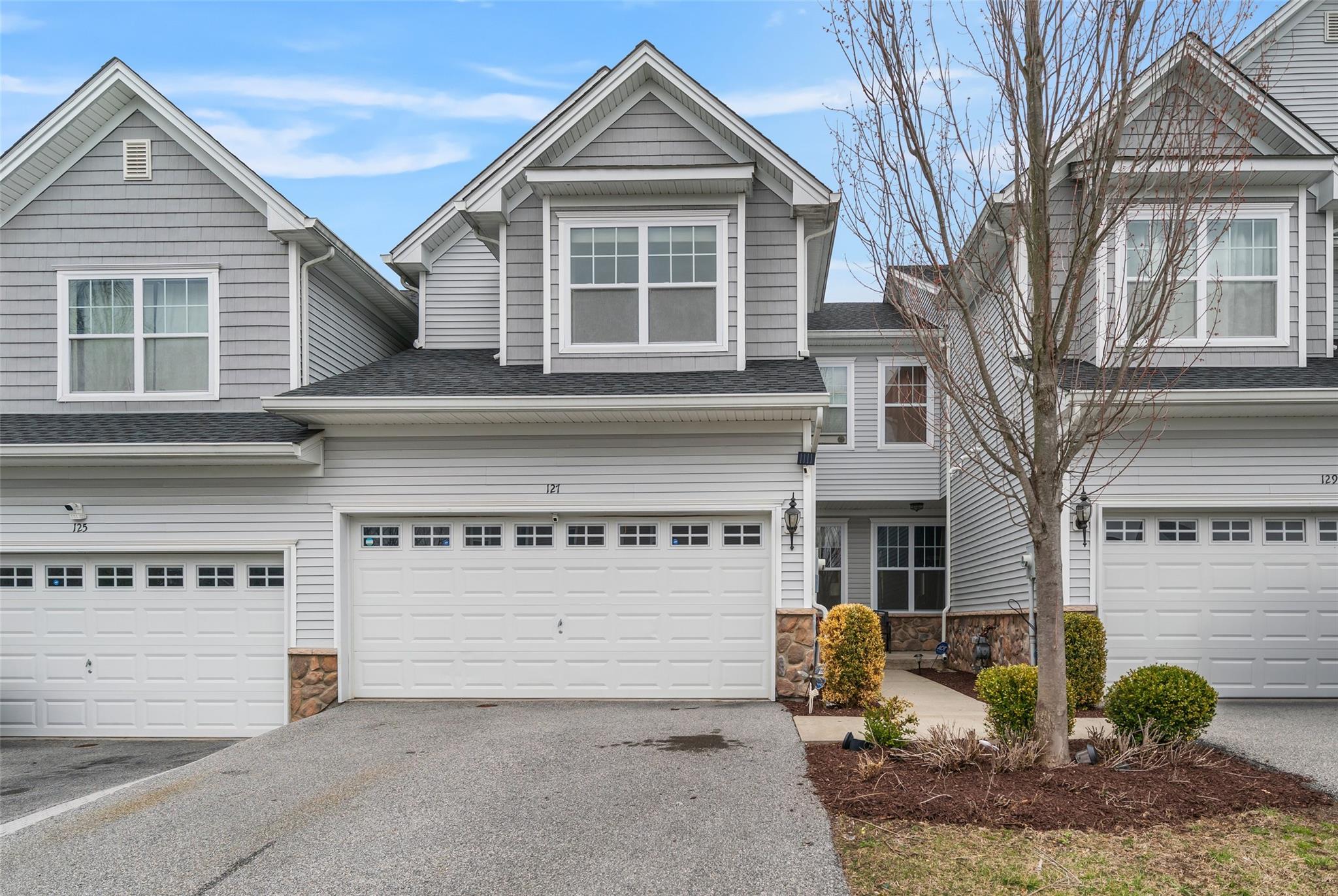Meadow View Drive, Middletown, New York - 3 Bedrooms  
3 Bathrooms  
9 Rooms - 