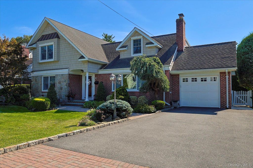 Photo of 122 Pine Street, Rockville Centre, NY 11570 (MLS # 941031)