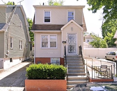 Photo of 2716 Morgan Avenue, Bronx, NY 10469 (MLS # 942808)
