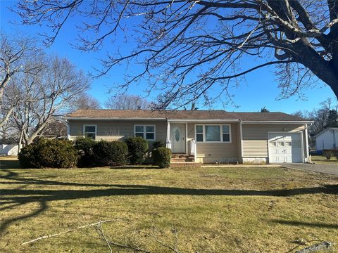 Photo of 16400 County Road 48 Rd, Cutchogue, NY 11935 (MLS # 972514)