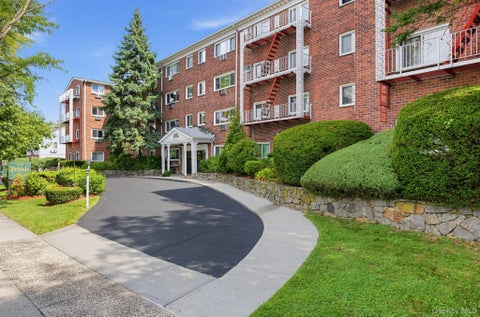 Homes For Sale - 828 Pelhamdale Avenue #4L<br/> New Rochelle, NY 10801