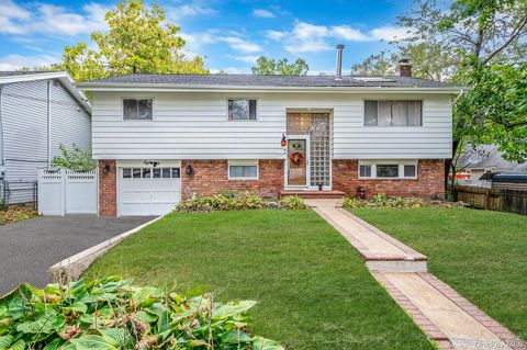 Photo of 8 Kenswick Lane, Huntington Station, NY 11746 (MLS # 893840)
