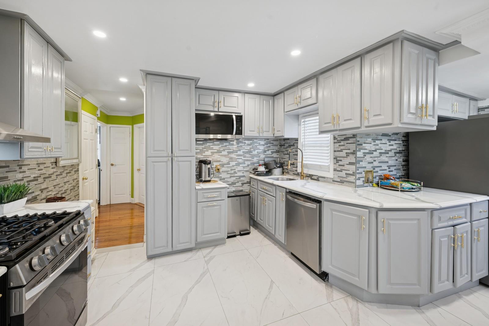 165 Throop Street, West Babylon, New York image 8