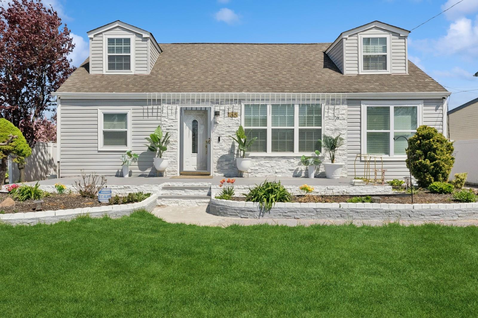 165 Throop Street, West Babylon, New York image 1