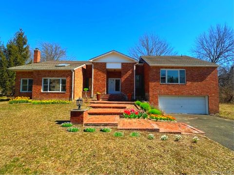 Homes For Sale - 106 Woods Drive<br/> Roslyn, NY 11576