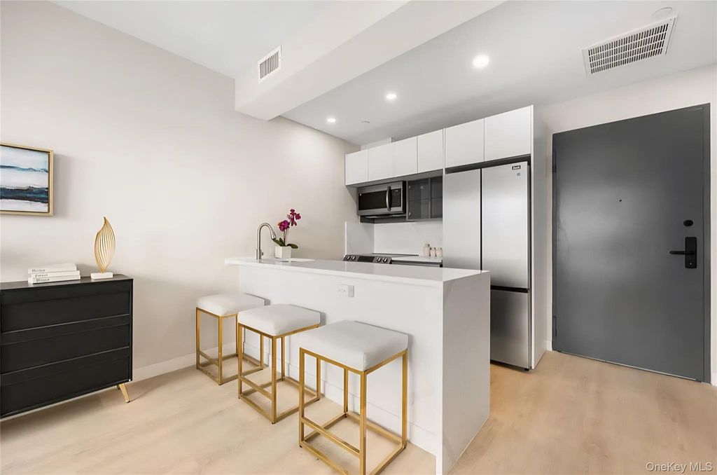 Photo of 13243 Metropolitan Avenue #3E, Richmond Hill, NY 11418 (MLS # 921046)