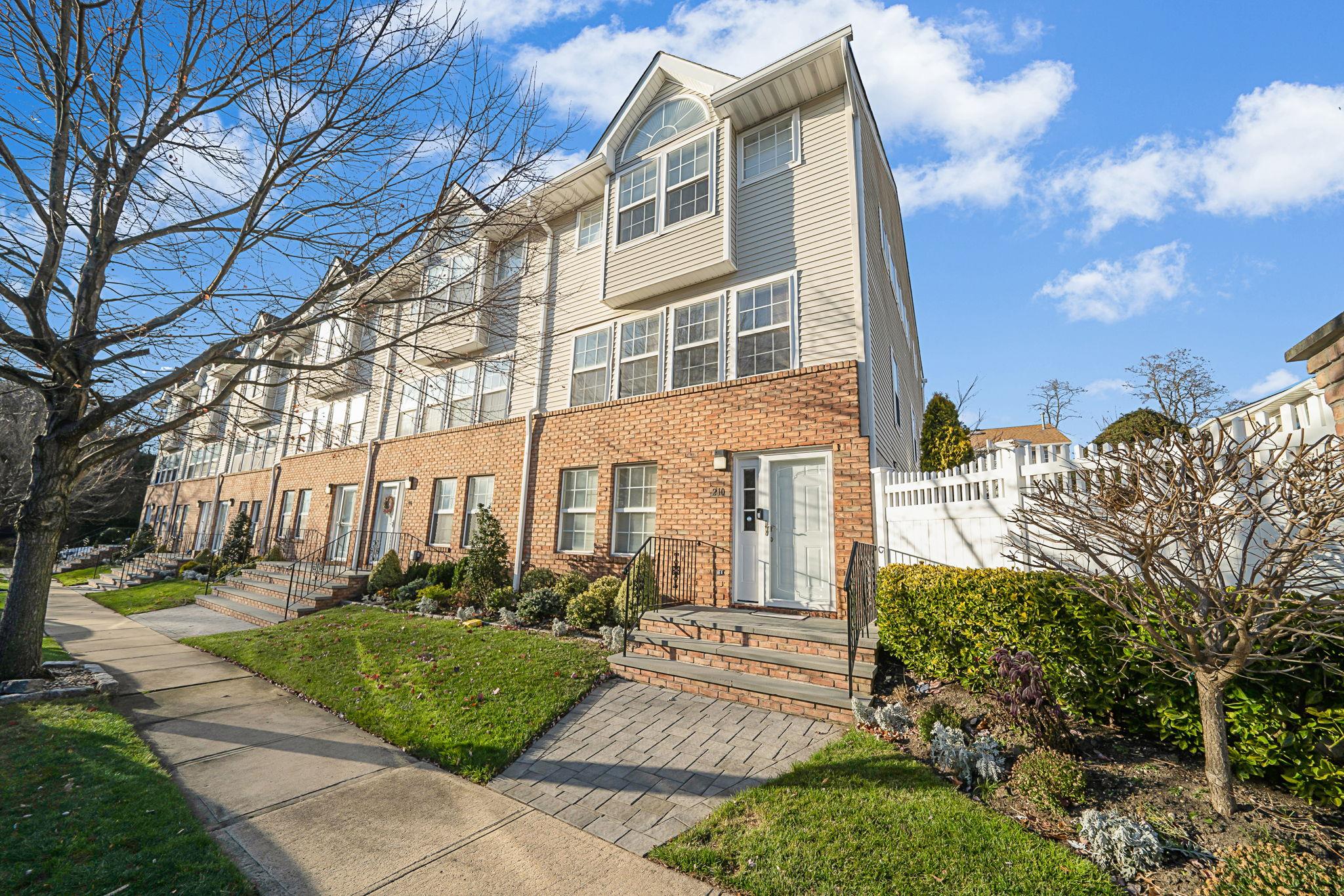 210 Hendrick Avenue, Glen Cove, New York image 1